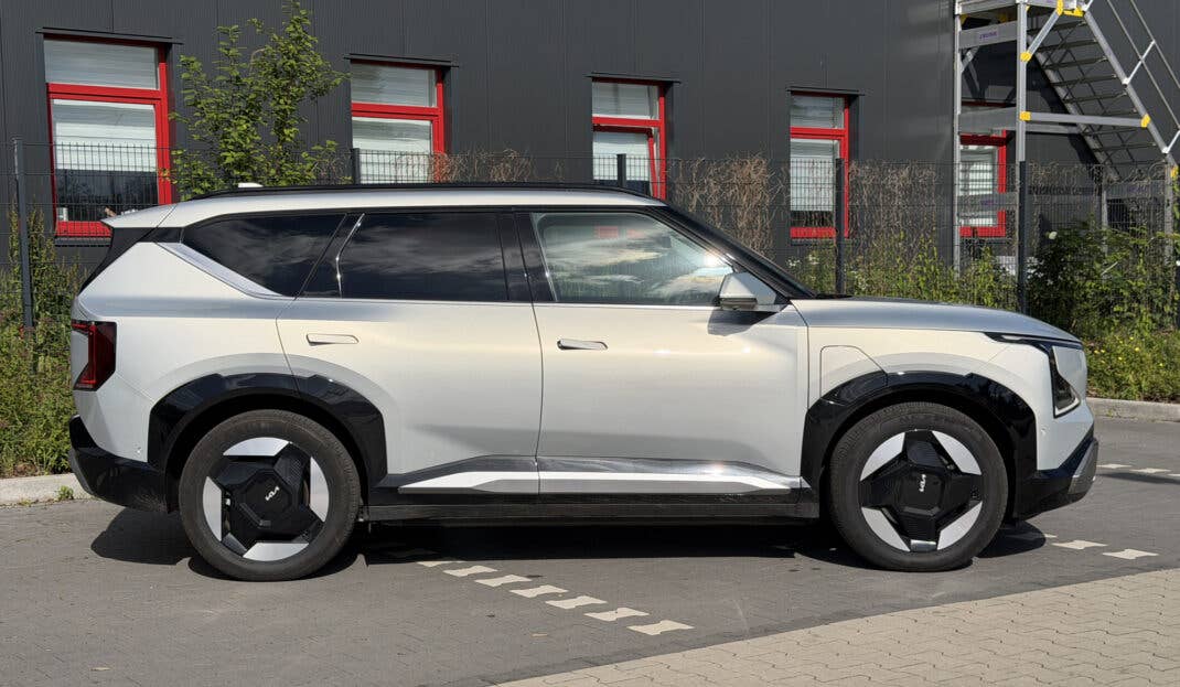 Kia EV5 stehend in der Seitenansicht auf einem Parkplatz. 
