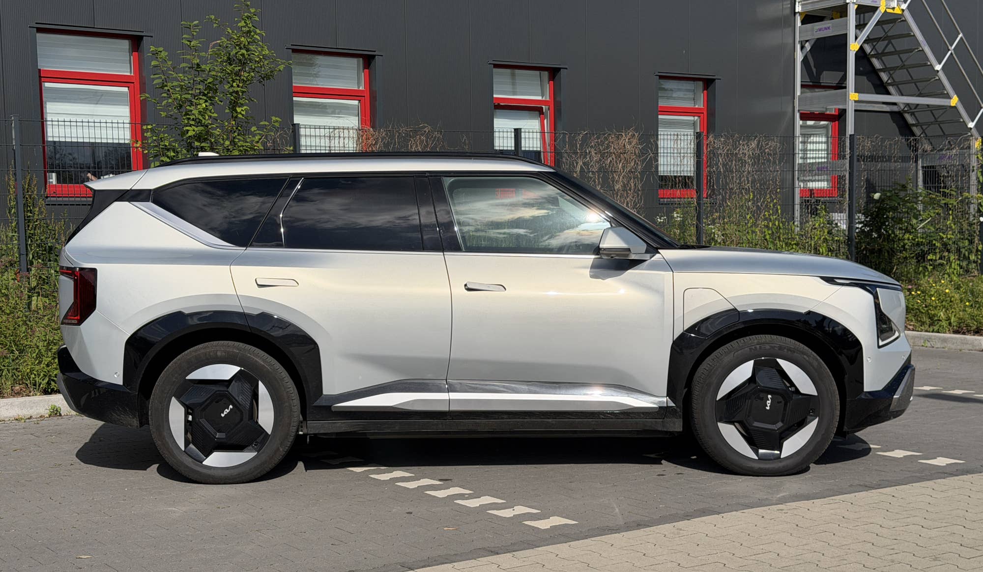 Kia EV5 stehend in der Seitenansicht auf einem Parkplatz.
