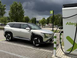 Kia EV5 im Test an einer Ladesäule von Allego.