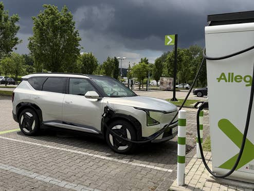 Kia EV5 im Test an einer Ladesäule von Allego.