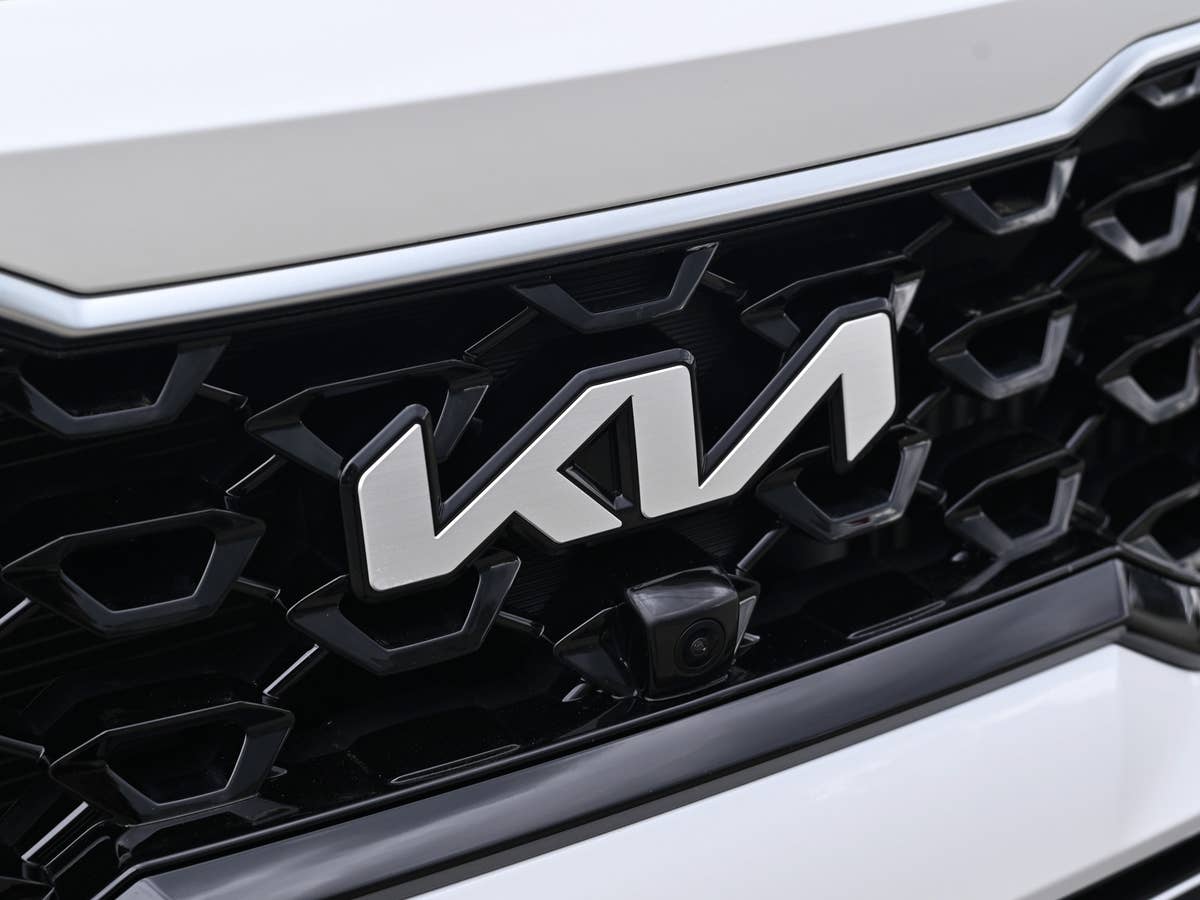 Neue Kia-Logo an einer Motorhaube.