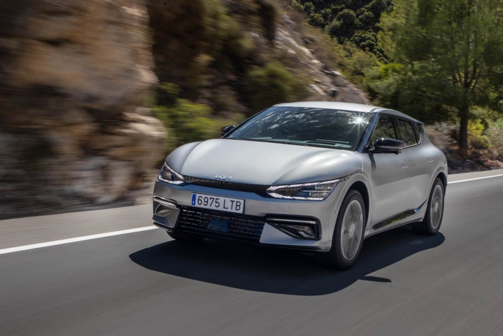 Kia EV6 in Silber fährt auf einer Straße.