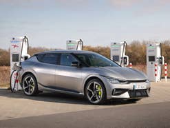 Elektroauto Kia EV6 GT steht an einer Ladestation.