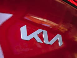 Kia-Logo an einem Kia EV6.