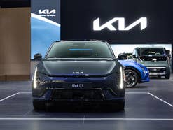 Kia EV4 GT in der Frontansicht.