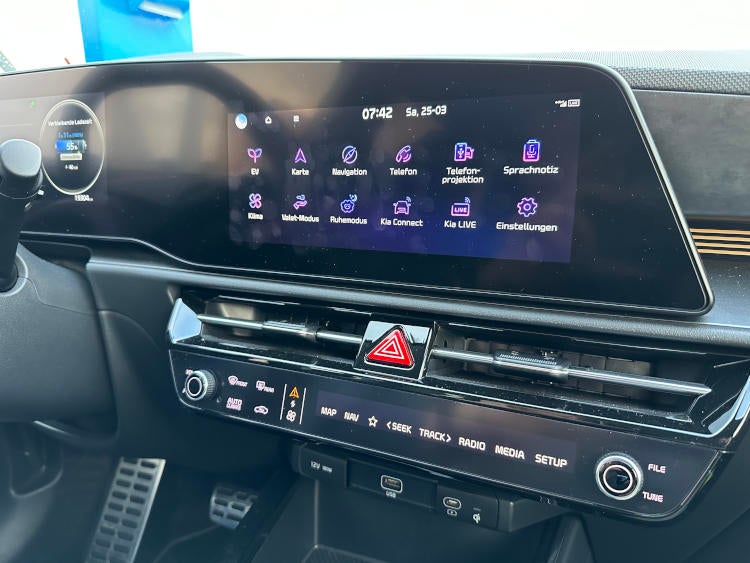 Infotainment- und Info-Display im Kia Niro EV (2023).