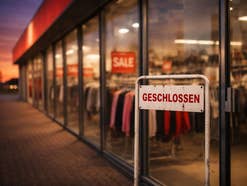 Ein Geschlossen-Schild vor einem Geschäft