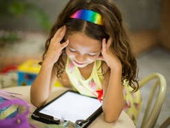 Kind mit Tablet