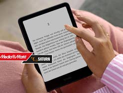 Eine Hand bedient einen Kindle Paperwhite eBook Reader