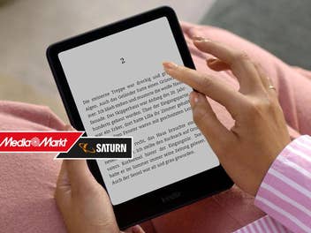 Eine Hand bedient einen Kindle Paperwhite eBook Reader
