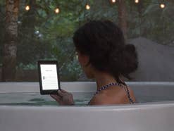 Amazon Kindle Paperwhite - E-Reader mit einer Frau im Pool