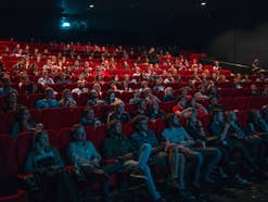 Kinosaal mit einem Publikum.