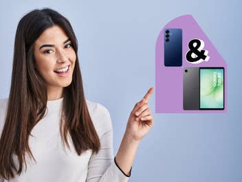 Frau deutet auf das Samsung Galaxy S25 und das Galaxy Tab A11