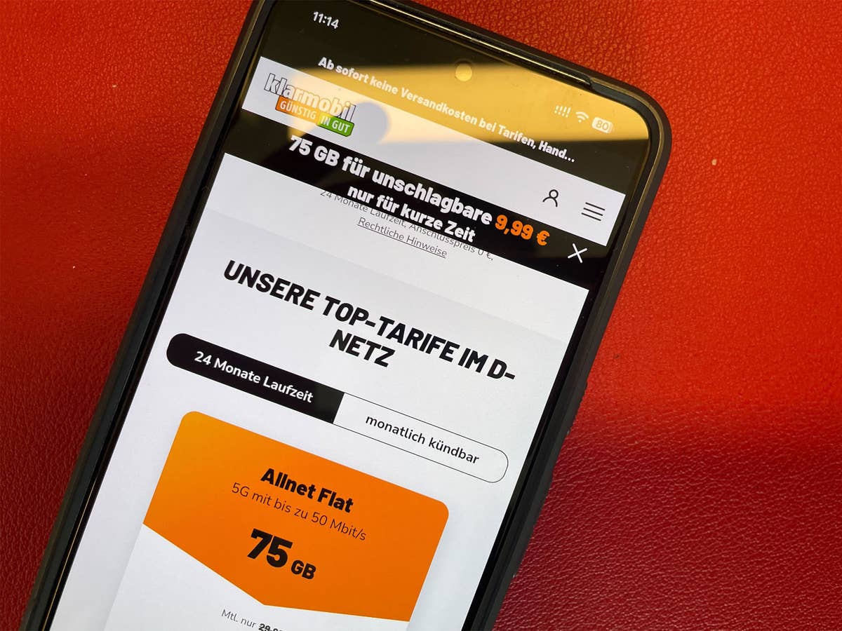 Ein Handybildschirm zeigt die webseite von Klarmobil mit einem Tarif-Angebot mit 75 GB Datenvolumen.