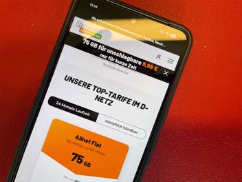 Ein Handybildschirm zeigt die webseite von Klarmobil mit einem Tarif-Angebot mit 75 GB Datenvolumen.
