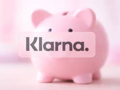 Sparschwein hinter dem Logo von Klarna.