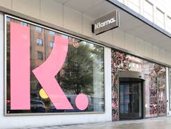 Ein Klarna Store mit Klarna-Logo in Rosa an einer Fensterscheibe und dem Klarna-Schriftzug