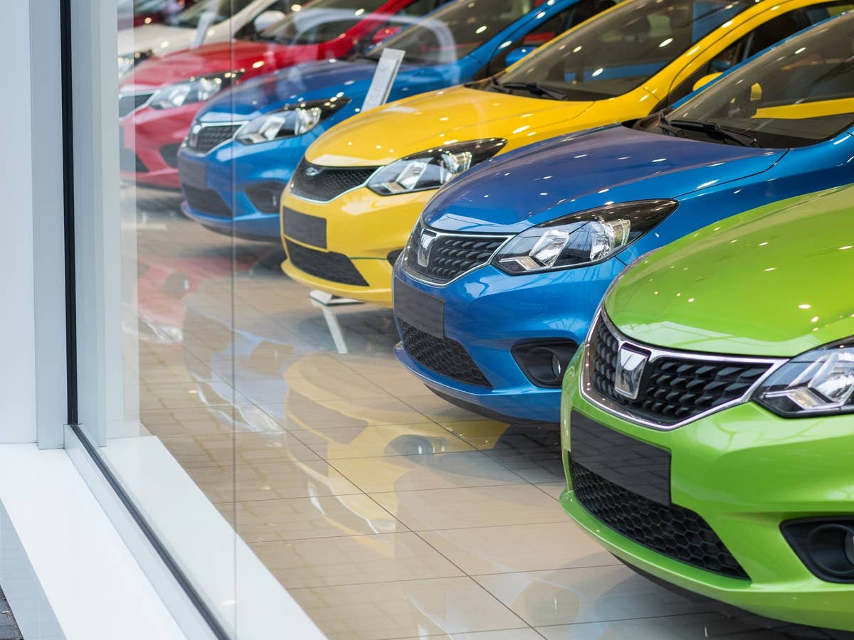 Kleinwagen im Schaufenster eines Autohauses