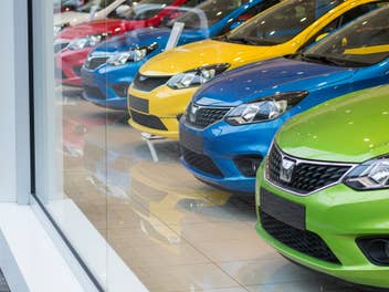 Kleinwagen im Schaufenster eines Autohauses