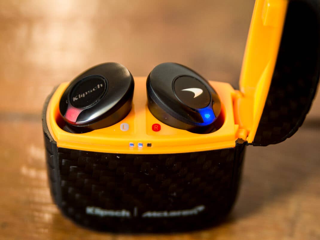 Das Case der Kopfhörer passt nicht ganz zum Klang. Während der Sound grandios ist, ist die Verpackung eher günstig gehalten.