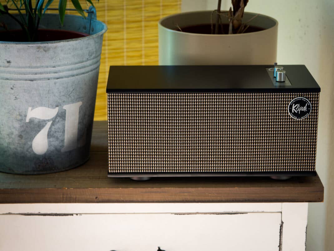 Der Bluetooth-Lautsprecher ist im Wohnzimmer einer wahrer Blickfänger