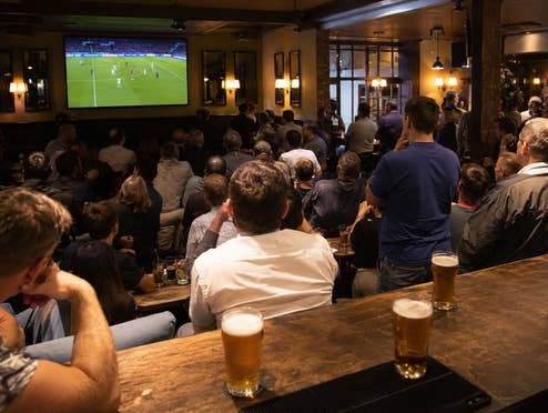Fußball-WM in der Kneipe: Warum ARD und ZDF nicht reichen Blick in eine Kneipe in der Fußball gezeigt wird