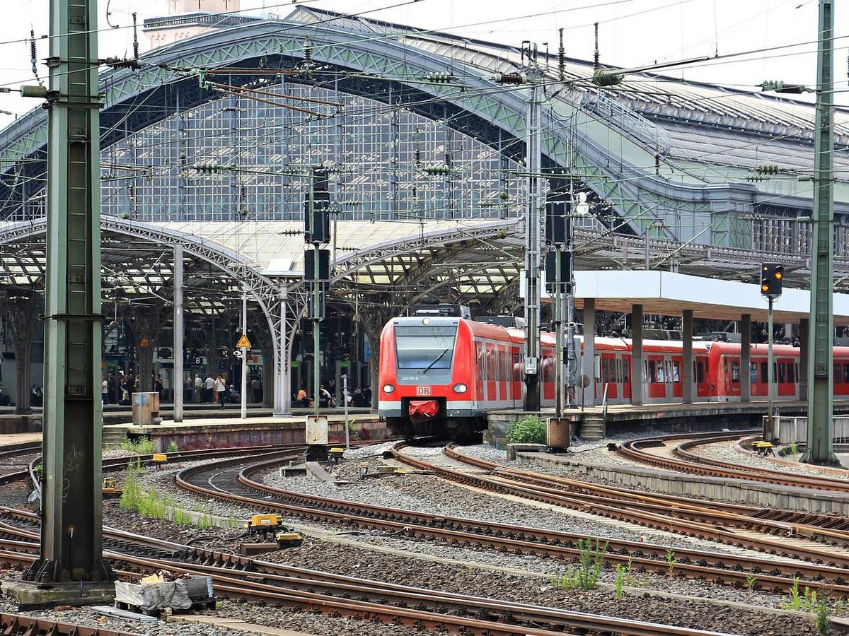 Aus dem Kölner Hauptbahnhof fährt ein Zug raus.