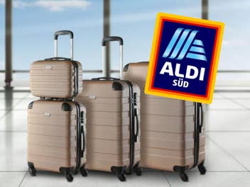 Kofferset steht in einem Flughafen
