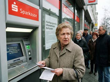 Kündigungswelle: Banken und Sparkassen schließen massenhaft Konten. Was Kunden jetzt tun sollten