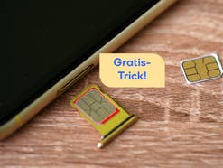 SIM-Karte auf einem Tisch. Davor ein Text: 