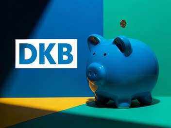 Logo der DKB neben einem blauen Sparschwein.
