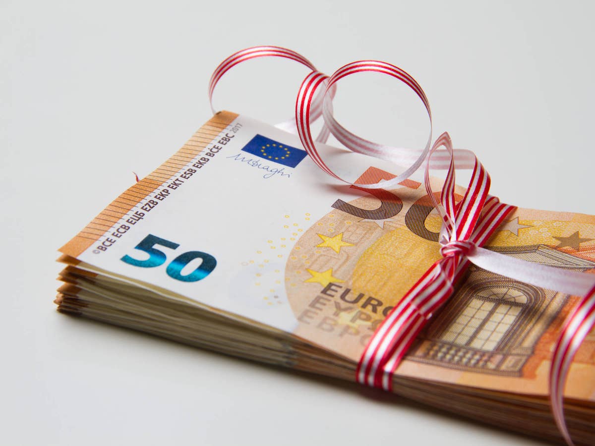 50-Euro-Scheine als Geschenkbündel mit Schleife als Verzierung.