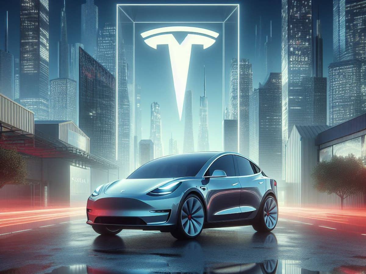 Tesla Model Y vor einem Tesla-Logo in städtischem Umfeld.