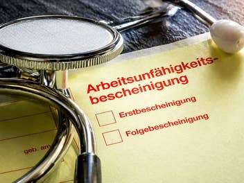 Eine Krankschreibung mit einem Stethoskop