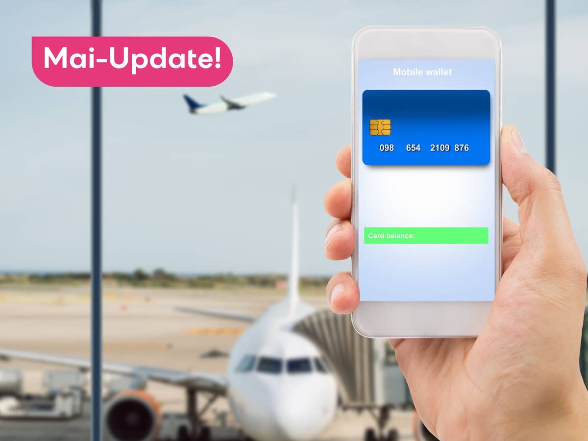 Eine auf einem Handy gespeicherte Kreditkarte vor einer Flughafen-Situation