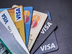 Kreditkarten auf einem Tisch