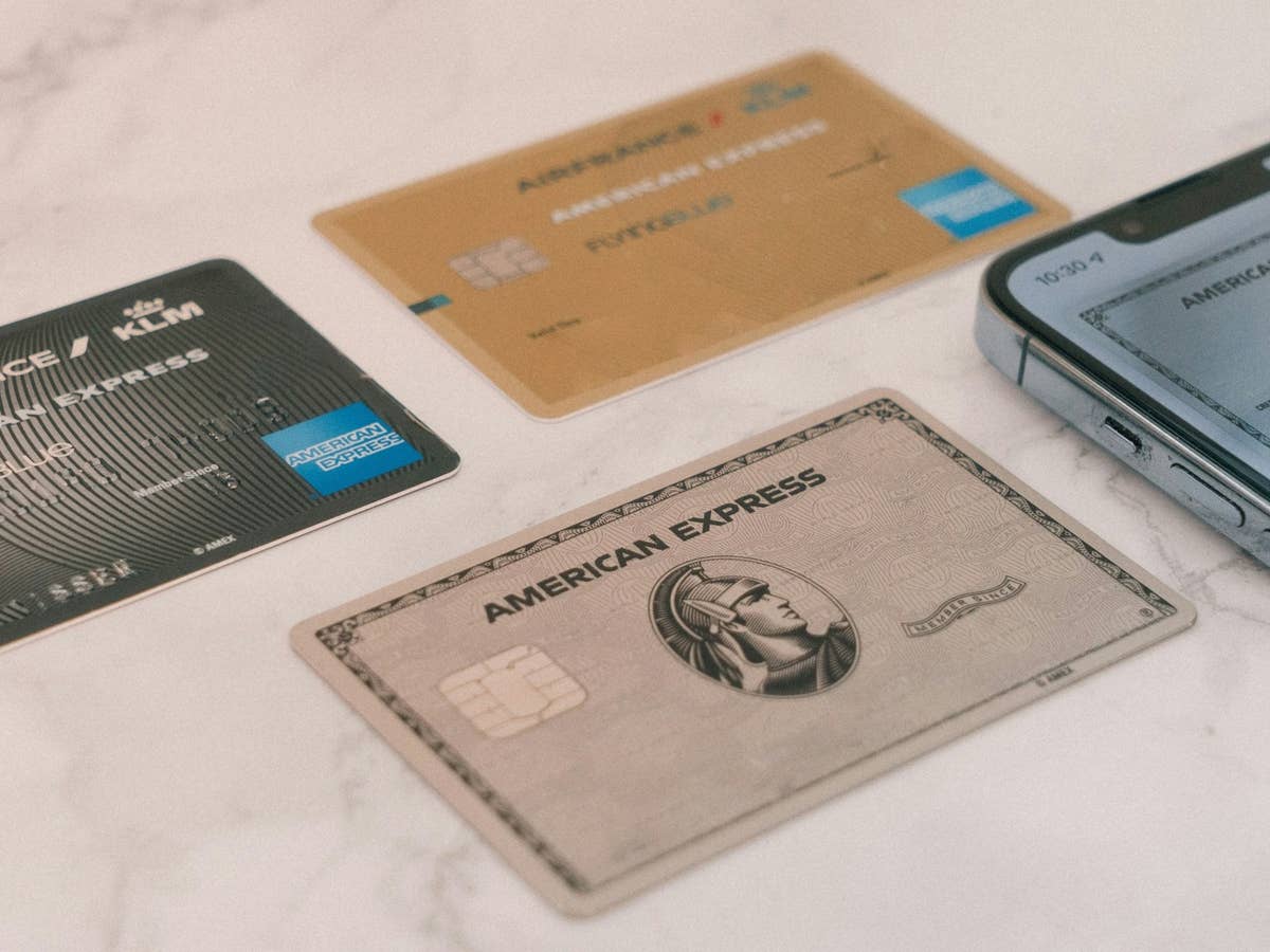 American Express Karte Kreditkarten wie eine American Express liegen auf einem Tisch