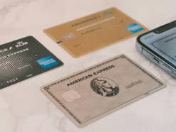 Kreditkarten wie eine American Express liegen auf einem Tisch