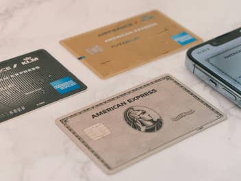 Kreditkarten wie eine American Express liegen auf einem Tisch