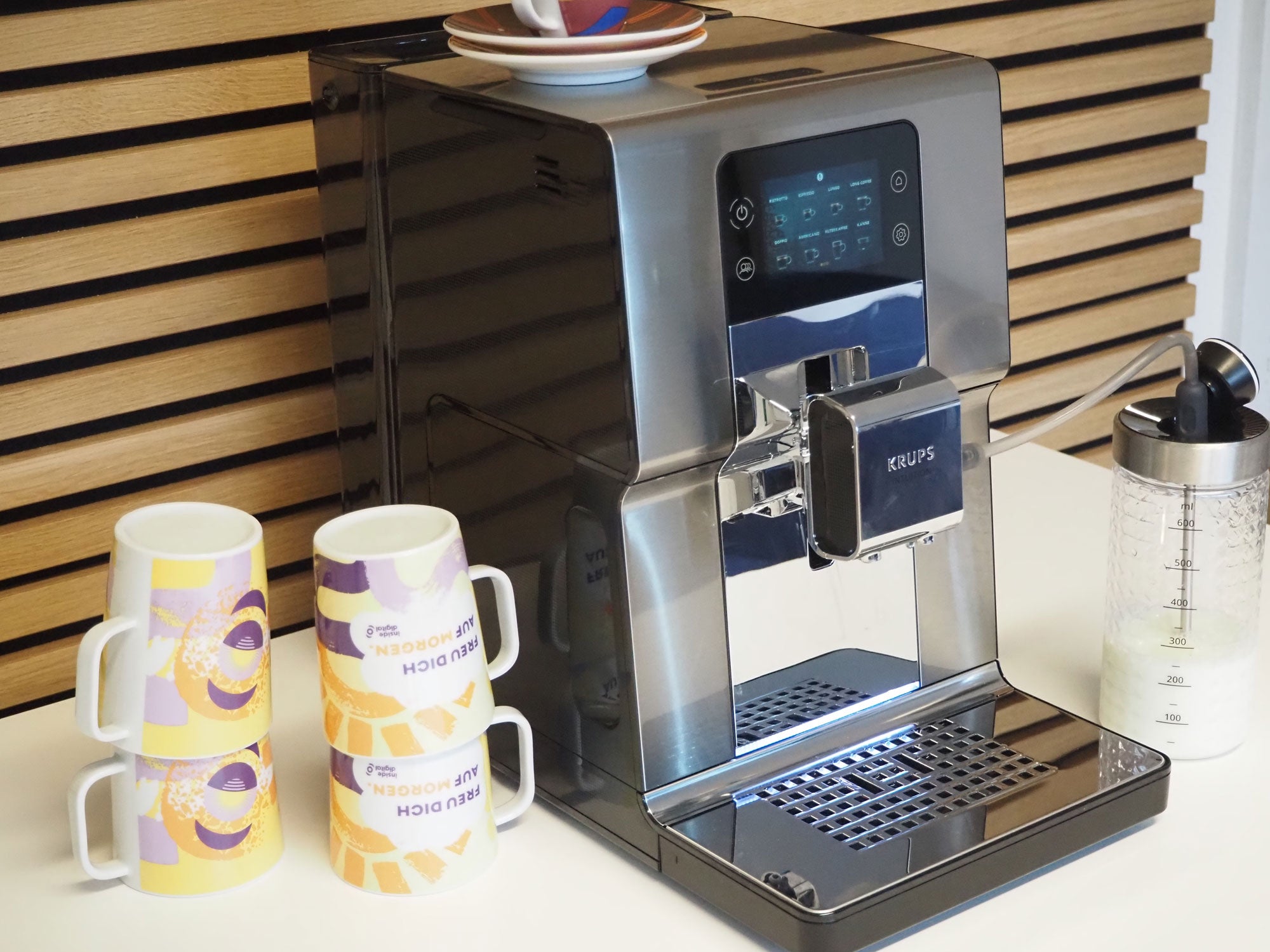 Premium-Brüher im Test: Das macht den Krups Kaffeevollautomat EA877D so besonders