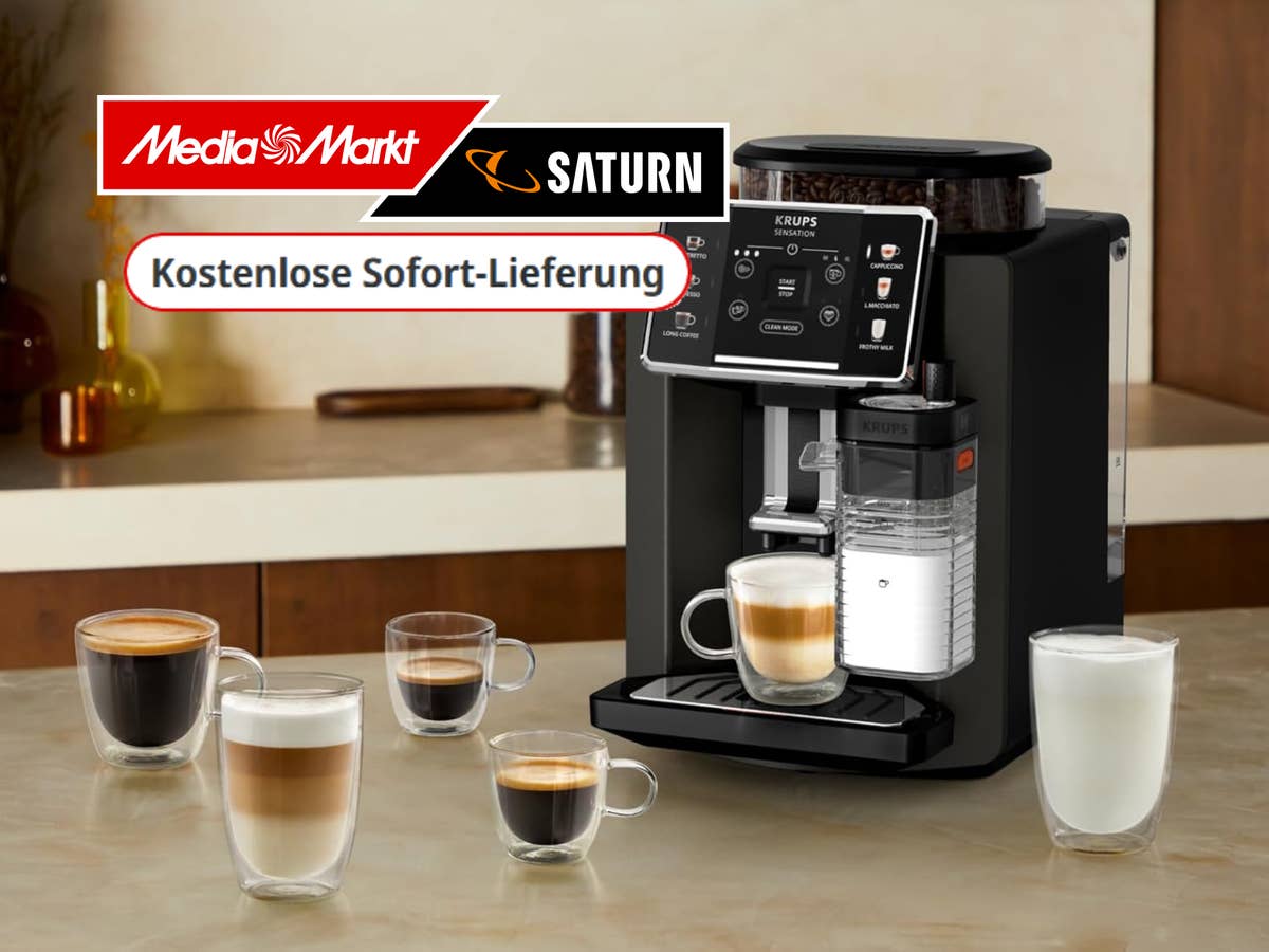 krups-vollautomat-bei-saturn-gratis-uber-lieferung Kaffeevollautomat der Marke Krups steht auf einer Küchentheke mit verschiedenen Kaffeegetränken drumrum stehend. Logo von MediaMarkt und Saturn, sowie kostenlose Sofort-Lieferung eingeblendet.