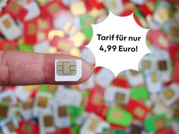 Eine Vielzahl an SIM-Karten für Handytarife im Hintergrund, eine SIM-Karte vorn im Fokus