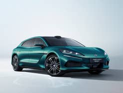 Denza Z9GT in der seitlichen Frontansicht.