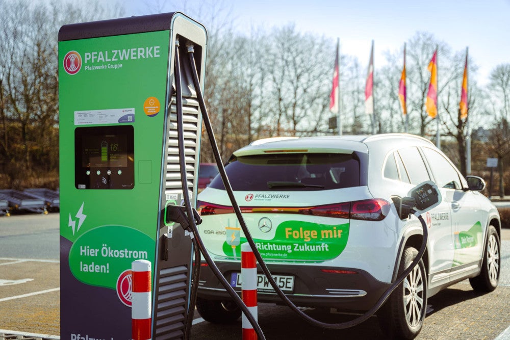 Ladesäule von Pfalzwerke mit einem daran parkenden Auto.