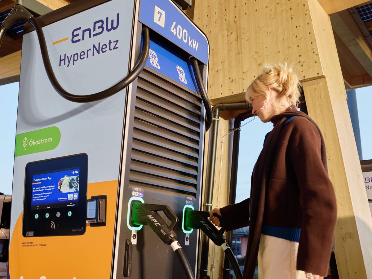 Strom-Rabatt und Gratis-kWh: So sparst du im Sommer doppelt Schnellladesäule von EnBW.