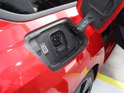 Ladestecker eines E-Autos: Bei diesem Hersteller sollen ab 2025 nur noch Elektroautos neu hinzukommen.