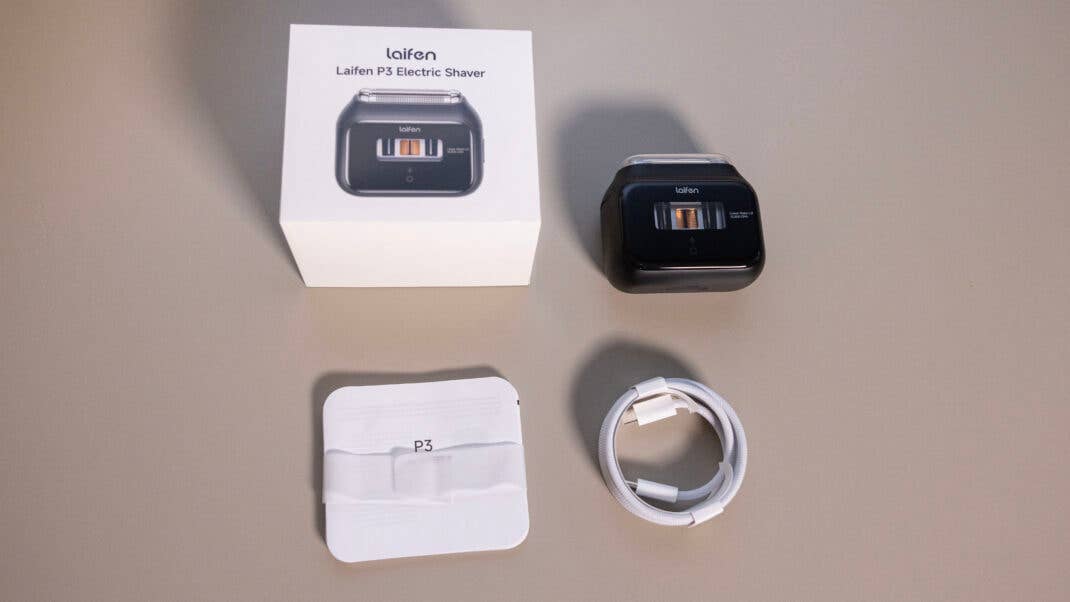 Draufsicht auf den Lieferumfang des Laifen P3: Verpackungskarton, schwarzer Rasierer, Anleitung mit der Aufschrift „P3“ und ein weißes, aufgerolltes USB-C-Kabel auf einem grauen Tisch.