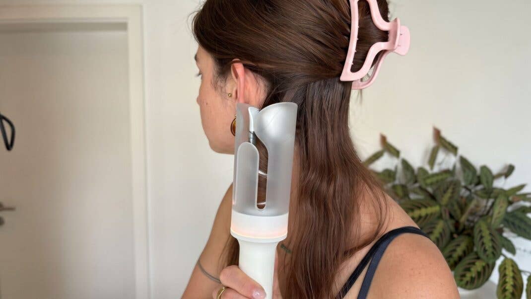 Eine Person nutzt den Laifen AutoCurl Lockenstab