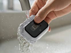 Eine Hand hält den Laifen P3 Pro Elektrorasierer unter einen Wasserhahn