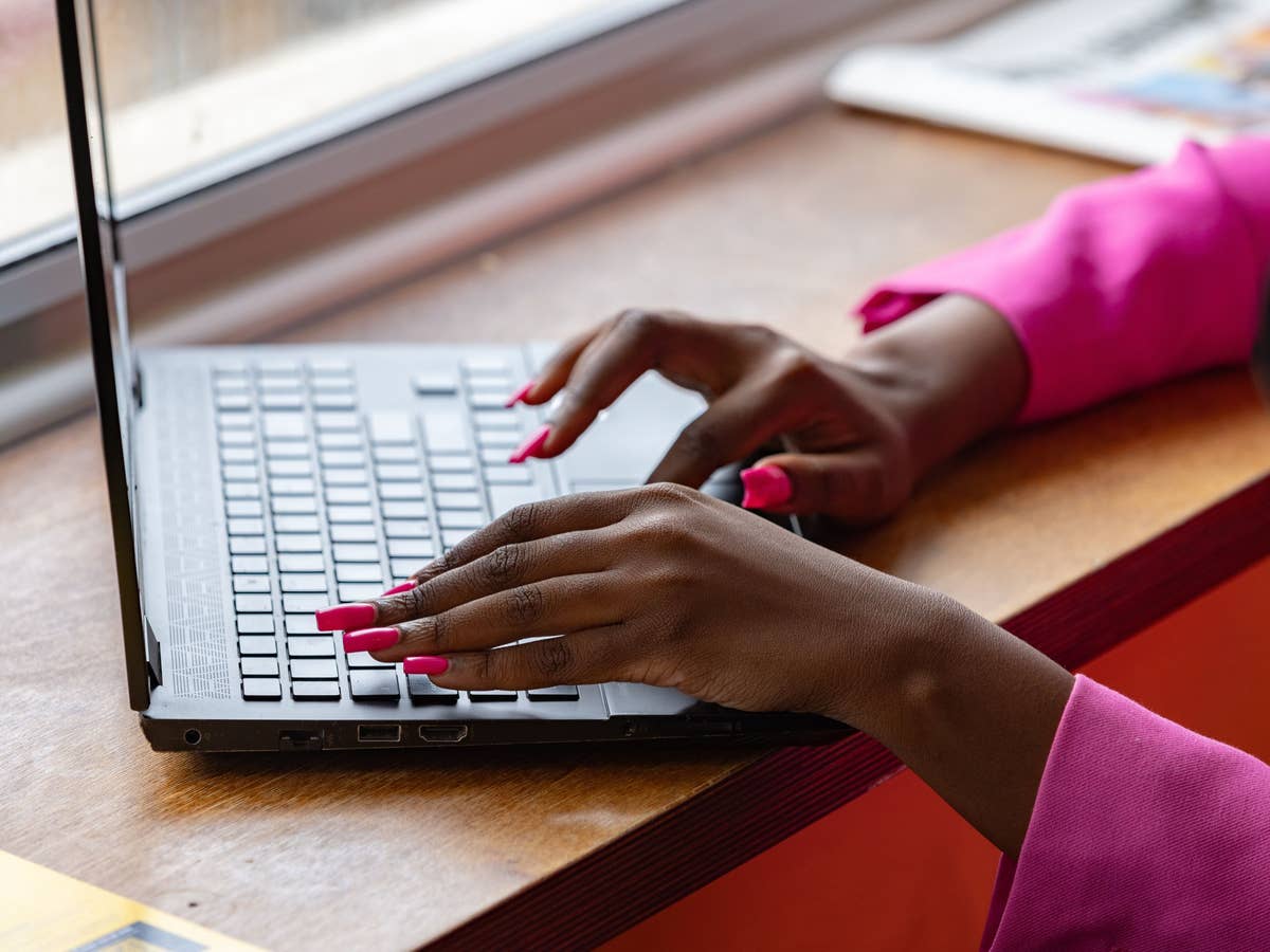 Eine Frau tippt auf einem Laptop